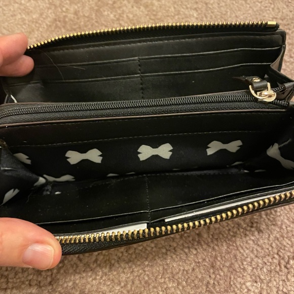 Kate Spade NWOT ivory/ black stripe wallet with patent bow - Picture 6 of 8
